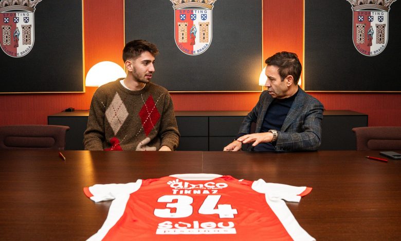 Demir Ege Tıknaz’ın gerçek değeri: 40 milyon Euro 1 Braga, Beşiktaş’tan 7 milyon Euro’ya transfer ettiği Demir Ege Tıknaz’ın serbest kalma bedelini 40 milyon Euro olarak açıkladı