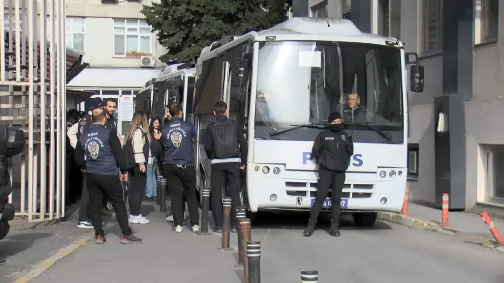 Erkan Kork tutuklandı 2 Emniyetteki işlemleri tamamlanan Erkan Kork'un da aralarında olduğu 31 şüpheli sağlık kontrünün ardından güvenlik önlemleri altında adliyeye sevk edildi