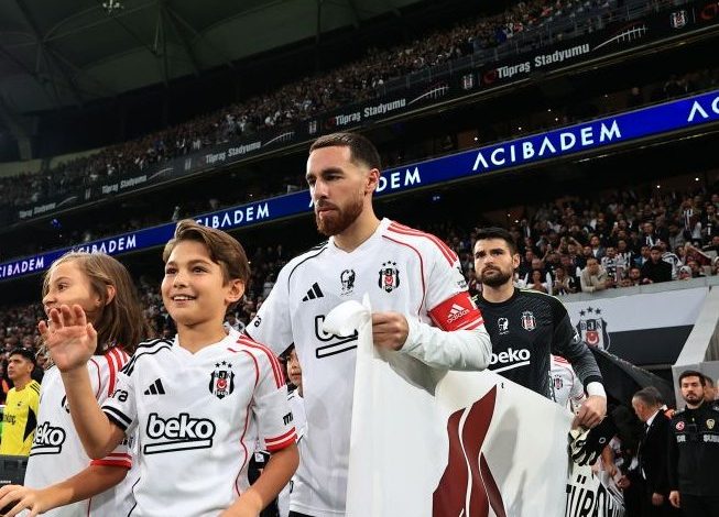 Orkun Kökçü'den transfer müjdesi! 1 Beşiktaş'ın sezon başında Benfica'dan transferi rekoru kırarak kadrosuna kattığı Orkun Kökçü, Antalya kampında soruları yanıtladı