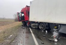 UEFA Avrupa Ligi maçı için Fransa’ya giden PAOK taraftarlarını taşıyan minibüs Romanya’da TIR’la çarpıştı.