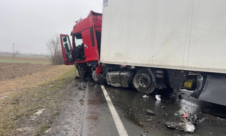 UEFA Avrupa Ligi maçı için Fransa’ya giden PAOK taraftarlarını taşıyan minibüs Romanya’da TIR’la çarpıştı.