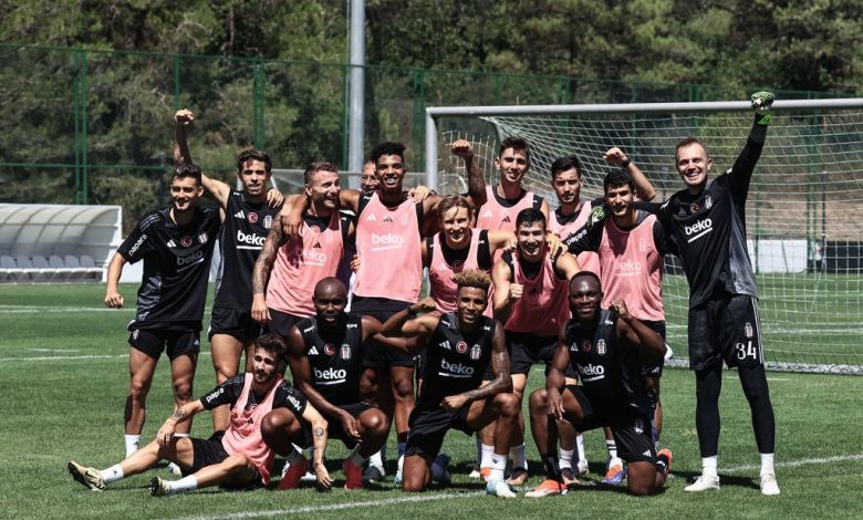 Serdal Adalı'nın başarısı bu fotoğrafta gizli! 1 Beşiktaş Başkanı Serdal Adalı'nın "Yok et" projesiyle 2024-25 sezonunda poz veren 14 futbolcunun hiçbiri artık kulüpte değil
