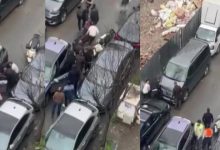 Beşiktaş'ta korkunç olay! 10 İstanbul Beşiktaş'ta trafikte yol verme meselesi yüzünden kavga çıktı. Sözlü tartışmanın kısa sürede büyümesiyle ortalık bir anda savaş alanına döndü