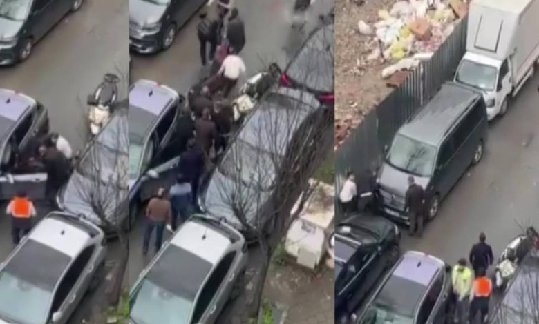 İstanbul Beşiktaş'ta trafikte yol verme meselesi yüzünden kavga çıktı. Sözlü tartışmanın kısa sürede büyümesiyle ortalık bir anda savaş alanına döndü