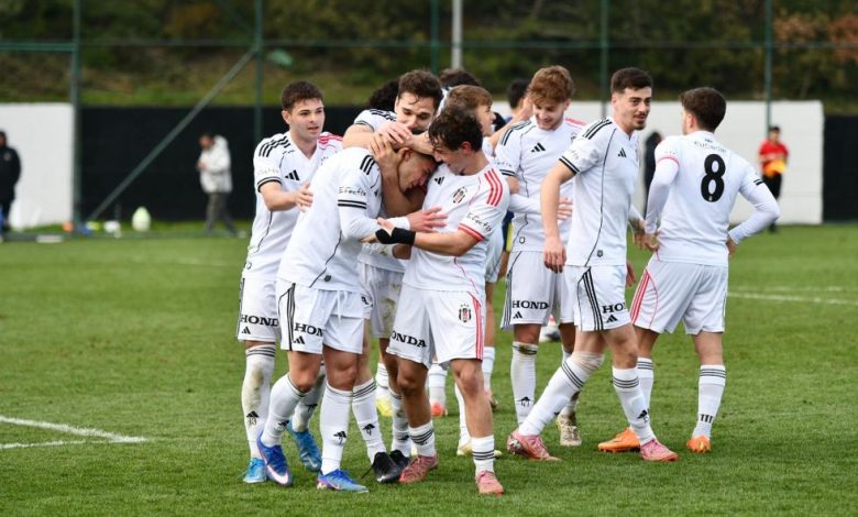 Beşiktaş, Fenerbahçe'yi dağıttı: 5-0 1 Beşiktaş U-19 Akademi Takımı, U-19 PAF Ligi’nin on birinci hafta erteleme maçında Fenerbahçe’yi 5-0 mağlup etti