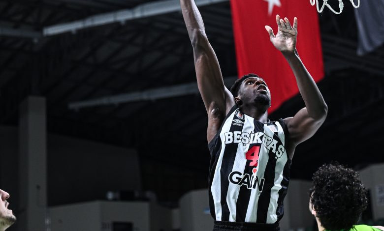 Ziraat Bankası Türkiye Kupası Çeyrek Finali'nde Beşiktaş Gain, Bursa'da konuk olduğu Tofaş'ı ikinci yarıdaki oyunuyla devirdi