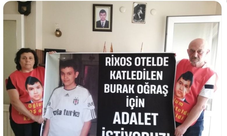 Epstein dosyası akıllara Beşiktaşlı Burak Oğraş’ı getirdi 1 Epstein dosyasında yer alan Antalya Rixos Otel’de stajyer olarak çalışan Beşiktaş taraftarı Burak Oğraş, 15 yıl önceki ölümü hâlâ aydınlatılamadı