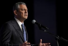 Özgür Özel’in Beşiktaş’taki dubleks dairesiyle ilgili ortaya atılan düşük bedelli satış, yıkım kararı ve sonrasındaki değer artışı iddiaları tartışma yarattı.