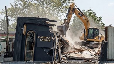 Kuruçeşme’de Boğaz kıyısında hizmet veren Kaburgacı Cabbar isimli işletme, kaçak yapılaşma gerekçesiyle İstanbul Büyükşehir Belediyesi ekipleri tarafından yıkıldı.