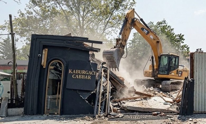 Kuruçeşme’de Boğaz kıyısında hizmet veren Kaburgacı Cabbar isimli işletme, kaçak yapılaşma gerekçesiyle İstanbul Büyükşehir Belediyesi ekipleri tarafından yıkıldı.