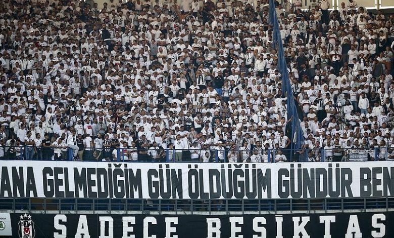 Beşiktaş taraftarından Trabzonspor maçında protesto kararı 1 Süper Lig’i 4. sırada bitirmeyi garantileyen ve Türkiye Kupası’na yarı finalde veda eden Beşiktaş’ta taraftarlar, Trabzonspor maçında takıma tepki göstermeye hazırlanıyor.