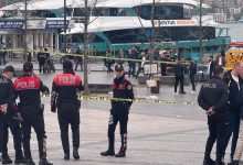 Beşiktaş Vapur İskelesi önünde husumetli olduğu kişiye kesici aletle saldıran şüpheliye polis ekipleri müdahale etti.