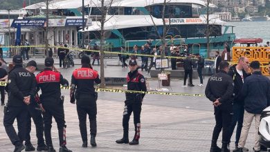Beşiktaş Vapur İskelesi önünde husumetli olduğu kişiye kesici aletle saldıran şüpheliye polis ekipleri müdahale etti.