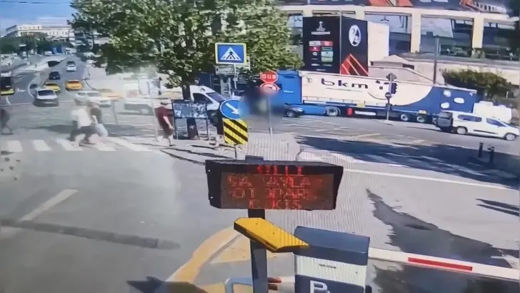 Dolmabahçe’de görev yapan kadın polise minibüs çarptı 1 Beşiktaş Dolmabahçe’de trafik akışını yönlendiren kadın polis memuru Ş.A., Mehmet K. yönetimindeki kapalı kasa minibüsün çarpması sonucu ağır yaralandı.