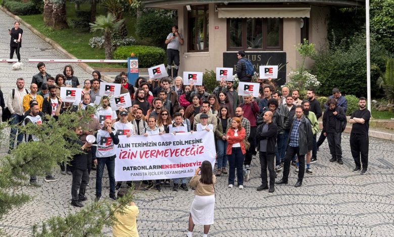 Ortaköy Panista’da maaş, tazminat ve diğer alacaklarını alamadan işten çıkarıldıklarını belirten işçiler, Gürsel Erbap’ın evinin önünde toplandı.