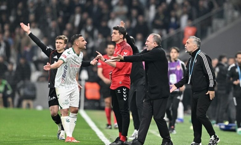 Kupaya veda eden Beşiktaş’ta taraftarlar maçın ardından yönetimi ve teknik direktör Sergen Yalçın’ı istifaya davet etti.