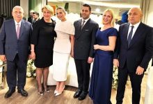 Sinan Engin’in biricik kızı unutulmaz düğünle dünyaevine girdi 2 Futbol dünyasının tanınan isimlerinden Sinan Engin’in kızı Elif Engin, Ahmet Emin Ahlatcı ile Çorum’da düzenlenen görkemli törenle hayatını birleştirdi.