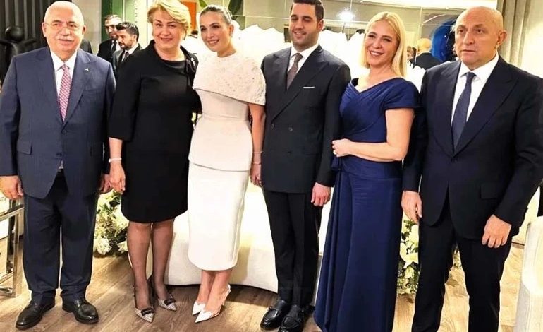 Sinan Engin’in biricik kızı unutulmaz düğünle dünyaevine girdi 1 Futbol dünyasının tanınan isimlerinden Sinan Engin’in kızı Elif Engin, Ahmet Emin Ahlatcı ile Çorum’da düzenlenen görkemli törenle hayatını birleştirdi.