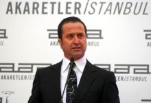 Serdar Bilgili, Galatasaray eski başkanı Ünal Aysal'a ait oteli icra yoluyla resmen alırken Beşiktaş bayrağını astı