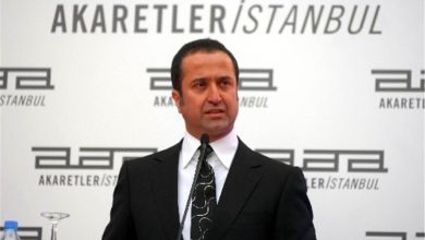 Serdar Bilgili, Galatasaray eski başkanı Ünal Aysal'a ait oteli icra yoluyla resmen alırken Beşiktaş bayrağını astı
