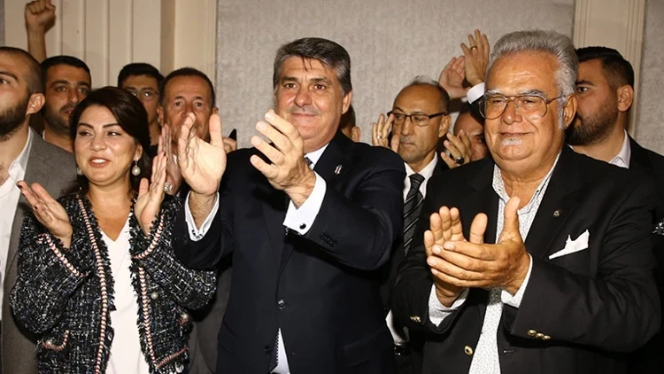 Serdal Adalı yönetimini tanıttı, İzmirli İş adamı Ahmet Akçelik Adalı'nın listesinde 1 Serdal Adalı yönetimini tanıttı, İzmirli İş adamı Ahmet Akçelik Adalı'nın listesinde