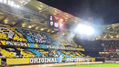 AEK taraftarının tribün koreografisi