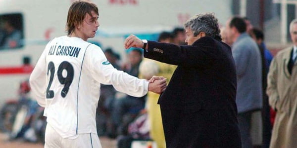 Ali Cansun Begeçarslan'ın acı günü! Babası Erol Begeçarslan hayatını kaybetti 2 Beşiktaş'ın eski futbolcusu Ali Cansun Begeçarslan'ın babası Erol Begeçarslan hayatını kaybetti. Beşiktaş Kulübü ve tüm Beşiktaş camiası eski futbolcusunun babası için taziye mesajlarını iletti.