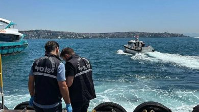 Beşiktaş İskelesi açıklarında kadın cesedi bulundu 5 İstanbul Beşiktaş’ta iskele açıklarında denizde hareketsiz halde bulunan kadının hayatını kaybettiği belirlendi.