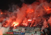 Toumba Stadyumu'nda meşale yakan PAOK taraftarları
