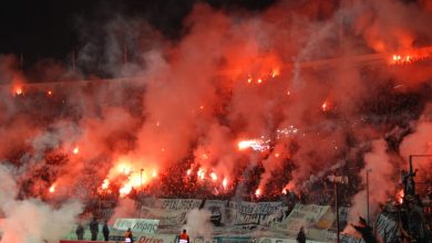 Toumba Stadyumu'nda meşale yakan PAOK taraftarları