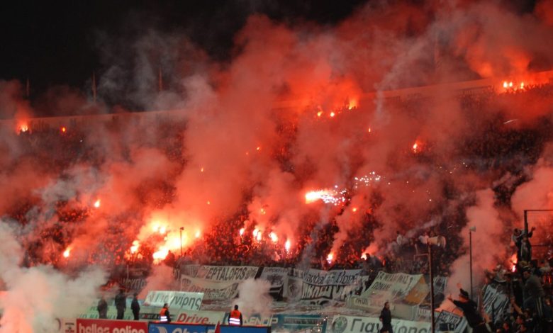 Beşiktaş'ın Yunan rakipleri: Avrupa'daki eşleşmelerin hikayesi 1 Toumba Stadyumu'nda meşale yakan PAOK taraftarları