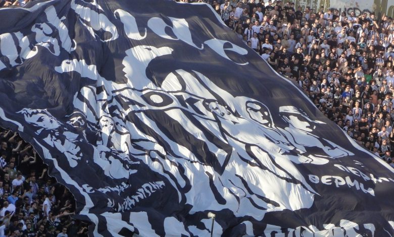 Toumba tribününde PAOK bayrağı