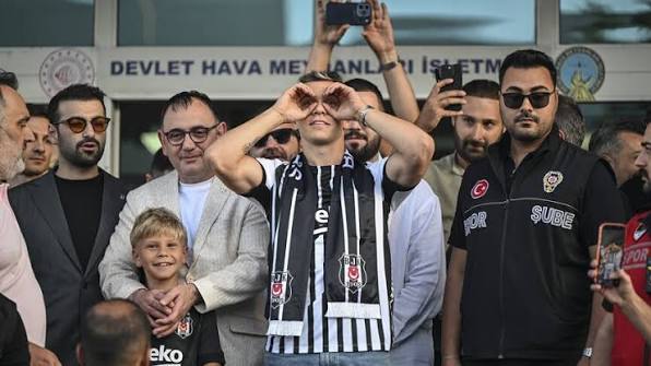 Beşiktaş'ın yeni transferi Leandro Trossard, Dünya Kupası'nın en iyi 11'ine seçildi 2 2026 FIFA Dünya Kupası'nın ardından Opta turnuvanın en iyi 11'ini açıkladı. Beşiktaş'ın yeni transferi Leandro Trossard kadroya girerken, oluşturduğu gol pozisyonu istatistiğiyle de dikkat çekti.