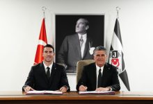 Beşiktaş, Dusan Vlahovic transferini resmen tamamladı. Siyah-beyazlılar, Sırp santrforla 3 yıllık sözleşme imzalarken oyuncuya sezon başına 7,5 milyon euro garanti ücret ödeneceğini KAP’a bildirdi.