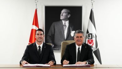 Beşiktaş Dusan Vlahovic transferini bitirdi: Yıllık 7,5 milyon euro kazanacak 6 Beşiktaş, Dusan Vlahovic transferini resmen tamamladı. Siyah-beyazlılar, Sırp santrforla 3 yıllık sözleşme imzalarken oyuncuya sezon başına 7,5 milyon euro garanti ücret ödeneceğini KAP’a bildirdi.