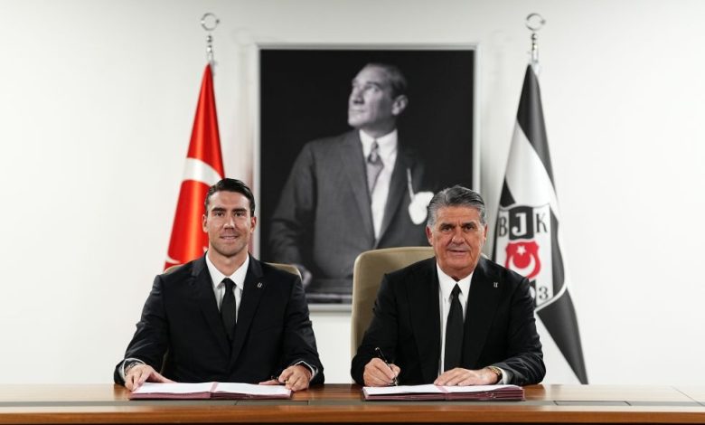 Beşiktaş Dusan Vlahovic transferini bitirdi: Yıllık 7,5 milyon euro kazanacak 1 Beşiktaş, Dusan Vlahovic transferini resmen tamamladı. Siyah-beyazlılar, Sırp santrforla 3 yıllık sözleşme imzalarken oyuncuya sezon başına 7,5 milyon euro garanti ücret ödeneceğini KAP’a bildirdi.