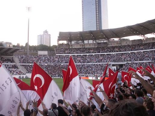 “Beşiktaşlı olmak hayata karşı bir tavırdır” 2 Beşiktaş Kongre Üyesi Süleyman Korkmaz, Beşiktaşlılığın ne demek olduğunu edebiyat ve felsefe üzerinden yorumladı