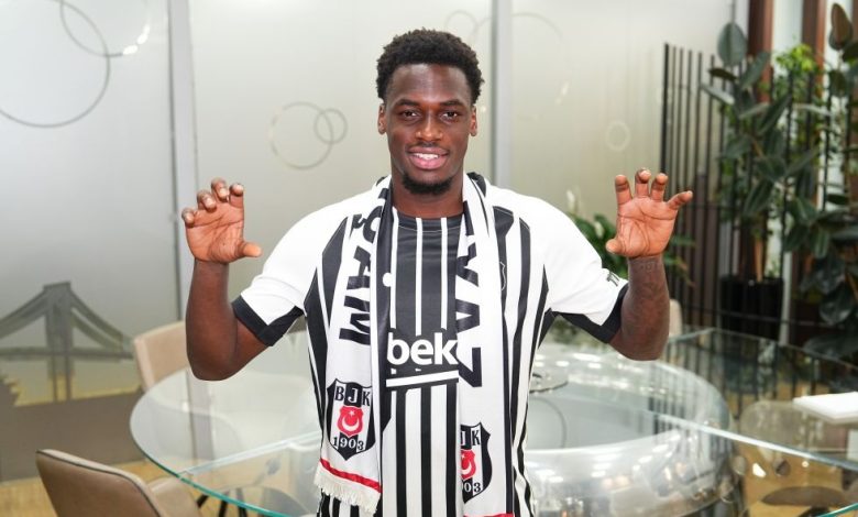 Beşiktaş’tan hücum hattına takviye! Ernest Poku kiralık olarak kadroya katıldı 1 Beşiktaş, Bayer Leverkusen forması giyen 22 yaşındaki Hollandalı hücum oyuncusu Ernest Poku’yu şarta bağlı satın alma opsiyonuyla kiraladığını açıkladı.