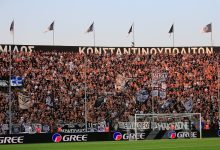 Toumba Stadyumu'nda pankart ve bayraklarla dolu taraftar tribünü