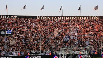 Gate 4 ve Gate 13: Yunan Taraftar Kültürü 4 Toumba Stadyumu'nda pankart ve bayraklarla dolu taraftar tribünü