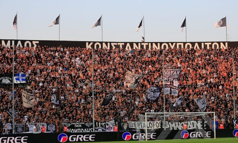 Gate 4 ve Gate 13: Yunan Taraftar Kültürü 1 Toumba Stadyumu'nda pankart ve bayraklarla dolu taraftar tribünü