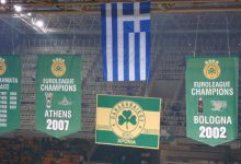 Panathinaikos basketbol takımının salonunda asılı şampiyonluk flamaları