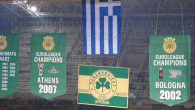 Panathinaikos'ta Obradovic'in Kadrosu: Yabancı Denklemi 1 Panathinaikos basketbol takımının salonunda asılı şampiyonluk flamaları