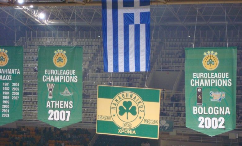 Panathinaikos'ta Obradovic'in Kadrosu: Yabancı Denklemi 1 Panathinaikos basketbol takımının salonunda asılı şampiyonluk flamaları