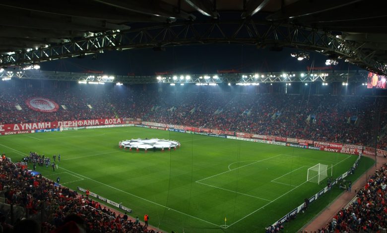 Pire'de Karaiskakis Stadyumu'nun sahasi ve tribunleri