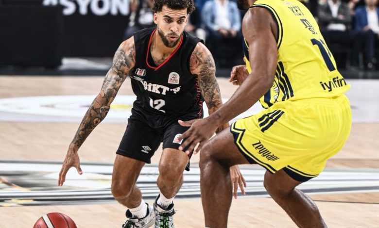 Beşiktaş derbide kupayı kaçırdı! 1 39.Erkekler Cumhurbaşkanlığı Kupası’nda Beşiktaş, Sinan Erdem Spor Salonu’nda karşılaştığı Fenerbahçe’ye 72-59 yenildi. Siyah-beyazlılar ikinci yarıda farkı azaltmaya çalışsa da ilk devrede oluşan 19 sayılık farkı kapatamadı.