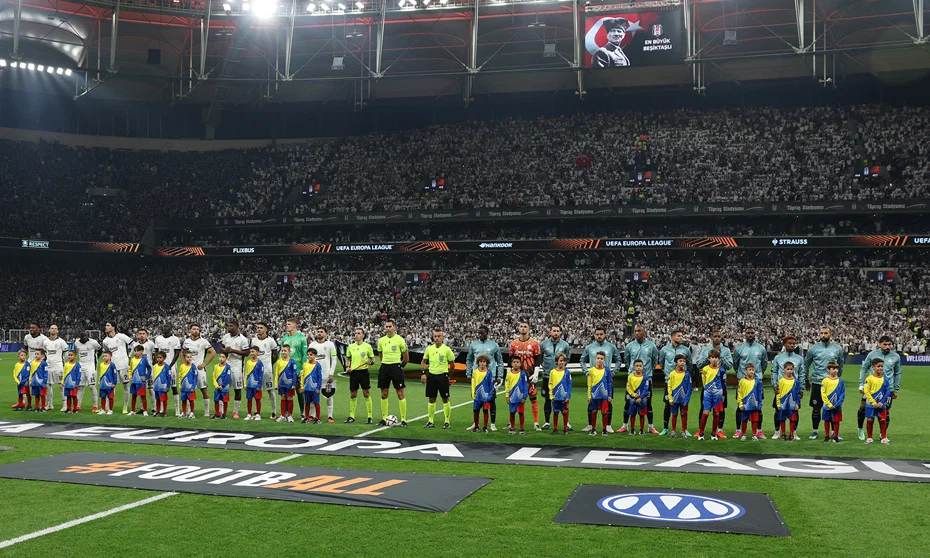 Herkes mutlu bu gece 2 Beşiktaş taraftarı Marsilya maçında bir kere daha tarih yazdı.