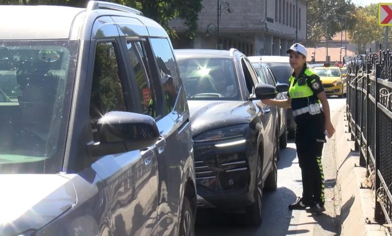 Beşiktaş’ta dronlu yaya geçidi denetimi 1 Beşiktaş Meydanı’nda polis ekipleri, yaya geçitlerinde dron destekli trafik denetimi gerçekleştirdi.