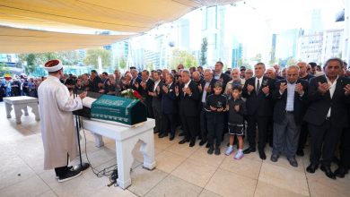 Metin Keçeli son yolculuğuna uğurlandı 1 77 yaşında hayatını kaybeden Beşiktaş’ın eski yöneticisi Metin Keçeli için Tüpraş Stadı’nda düzenlenen törenin ardından cenaze namazı kılındı.