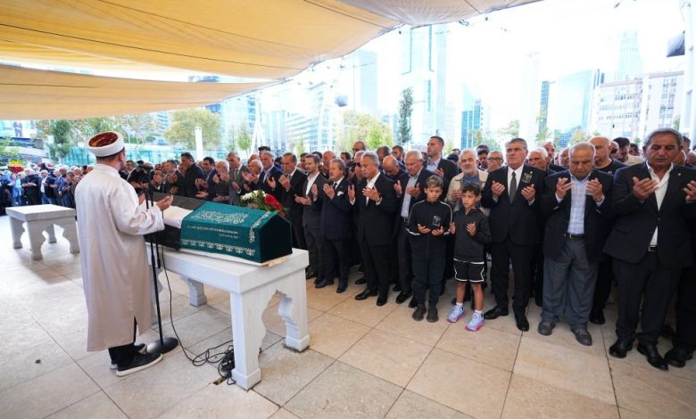 Metin Keçeli son yolculuğuna uğurlandı 1 77 yaşında hayatını kaybeden Beşiktaş’ın eski yöneticisi Metin Keçeli için Tüpraş Stadı’nda düzenlenen törenin ardından cenaze namazı kılındı.